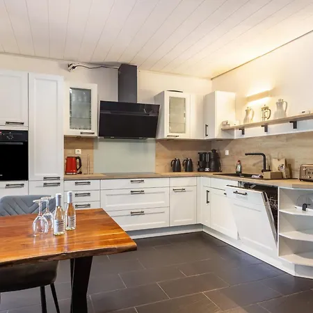 بيت للعطل Haus Mit 12 Schlafzimmern, 8 Baeder