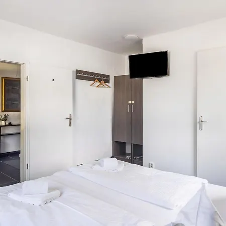 Haus Mit 12 Schlafzimmern, 8 Baeder *